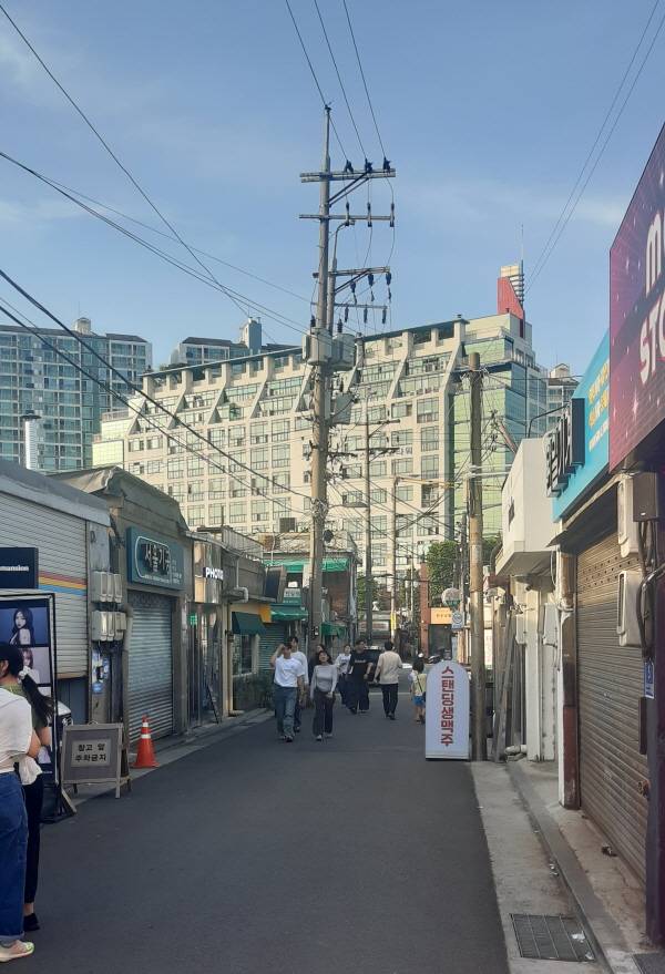 문래동은 철강 공업지대가 쇠퇴하면서 비워진 공장을 예술가와 청년 창업가가 채우며 문화·상업 공간으로 재탄생한 동네다. 손유지기자