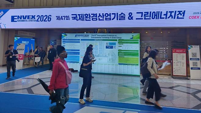 서울 코엑스에서 20일 개막한 ‘제47회 국제환경산업기술&그린에너지전(ENVEX 2026, 이하 엔벡스 2026)’ 첫날 전시장은 물, 대기, 폐기물, 탄소중립, 산업 안전을 둘러싼 기술 경쟁을 한눈에 보여주는 현장이었다. (사진=테크42)