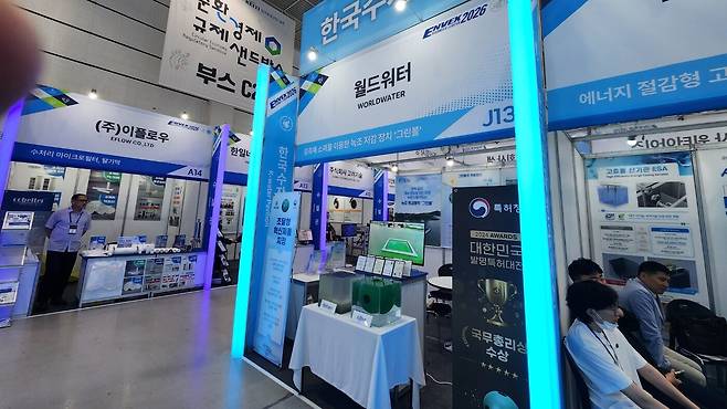 월드워터의 부스 전경. 월드워터는 녹조 저감 솔루션 ‘그린볼’을 중심으로 수질정화 기술을 소개했다. (사진=테크42)