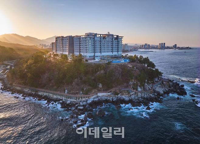 강원도 속초의 외옹치 언덕 위에 자리잡은 롯데리조트 속초. 해변가로 보이는 외옹치 바다향기로는 안전문제로 현재 통제중이다. (사진=호텔롯데)