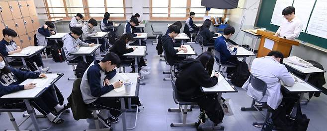 5월 전국연합학력평가가 실시된 지난 7일 경기 수원시 효원고등학교 3학년 교실에서 학생들이 시험을 준비하고 있다. (사진= 뉴시스)