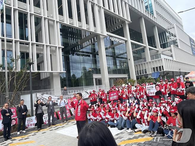 윤호상 서울시교육감 후보가 21일 서울 용산구 서울시교육청 앞에서 6·3 서울시교육감 선거 출정식을 열고 지지를 호소하고 있다.(윤호상 후보 캠프 제공)