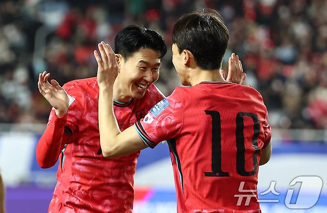 25일 오후 경기 수원월드컵경기장에서 열린 2026 국제축구연맹(FIFA) 북중미 월드컵 아시아 3차 예선 B조 8차전 대한민국과 요르단의 경기, 대한민국 이재성이 선제골을 넣고 손흥민과 기뻐하고 있다. 2025.3.25 ⓒ 뉴스1 김도우 기자