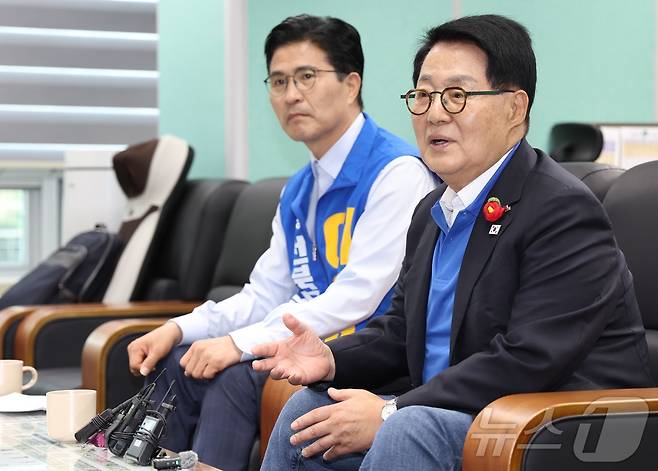 박지원 더불어민주당 국회의원(오른쪽)과 이원택 전북도지사 후보가 22일 전북 전주시 전북특별자치도의회 기자실을 찾아 간담회를 하고 있다. 2026.5.22 ⓒ 뉴스1 유경석 기자
