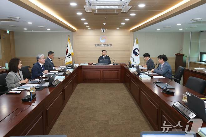 김종철 방송미디어통신위원장(가운데)이 22일 정부과천청사에서 '2026년 제12차 전체회의'를 진행하고 있다. (방미통위 제공)