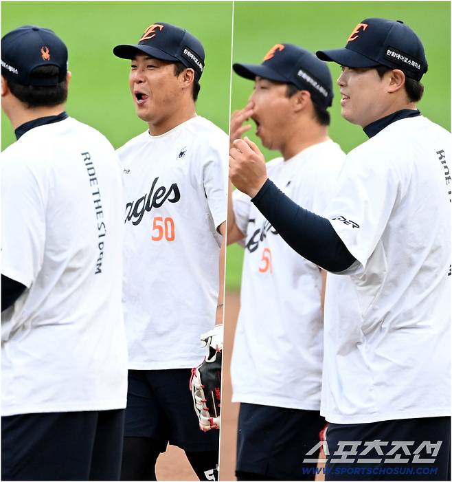 1루에 선 류현진을 보며 머쓱한 미소를 지은 강백호, 그의 모습에 흐뭇한 미소를 지어보인 류현진. 대전=허상욱 기자