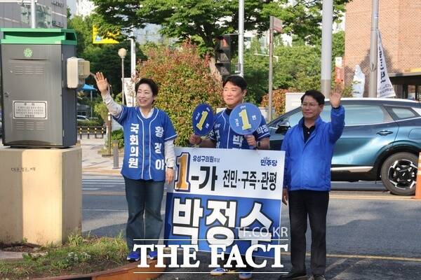 박정수 더불어민주당 대전시 유성구의원 후보(유성구 라선거구, 구즉·관평·전민, 사진 가운데)가 22일 황정아 더불어민주당 의원(대전 유성을, 사진 왼쪽)과 함께 선거운동을 하고 있다. /정예준 기자