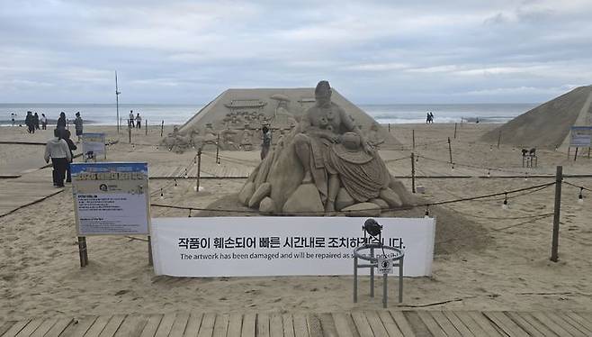 이 남성이 훼손힌 작품은 러시아 국적의 일리야 필리몬체프 작가가 제작한 '바다의 어머니들'로 해녀의 모습을 형상화한 모래조각이다. 부산 해운대구청