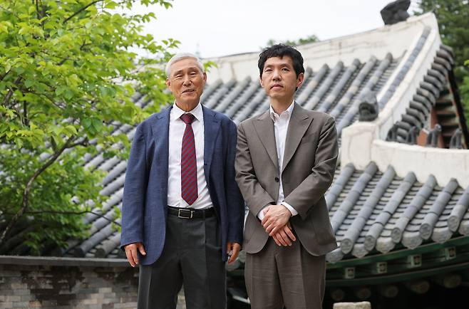조훈현(왼쪽)과 이창호는 AI를 동반한 ‘사제 대결’에 대해 “AI와 합을 맞추기 어려웠지만, 새롭고 재미난 경험이었다”고 입을 모았다. /장경식 기자