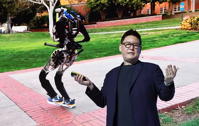 21일 서울 신라호텔에서 열린 아시안리더십콘퍼런스 지능이 몸을 갖는 순간: 휴머노이드가 여는 물리적 지능의 시대 세션에서 데니스 홍 UCLA 기계항공공학과 교수가 발표를 하고 있다. /장경식 기자