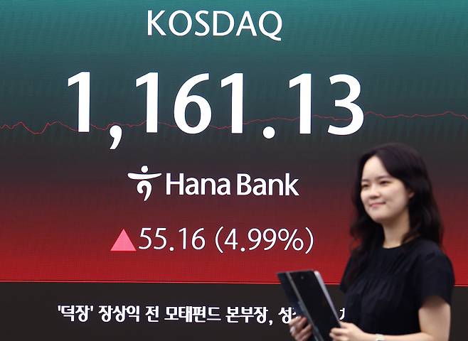 22일 오후 서울 중구 하나은행 본점 딜링룸 전광판에 코스닥 종가가 나오고 있다. 이날 코스피는 전 거래일(7815.59)보다 32.12포인트(0.41%) 오른 7847.71, 코스닥 지수는 전 거래일(1105.97)보다 55.16포인트(4.99%) 상승한 1161.13에 거래를 마쳤다./뉴스1