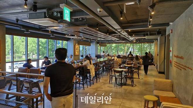 스타벅스 코리아의 5.18 민주화운동 폄훼 마케팅 논란이 불거진 지 닷새 째인 22일. 서울 영등포구 국회의사당 일대의 한 스타벅스 매장에 손님들이 앉아 있다. ⓒ데일리안 김찬주 기자