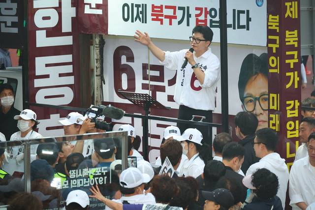 한동훈 무소속 부산 북갑 국회의원 보궐선거 후보가 21일 오후 부산 북구 구포시장 쌈지공원에서 출정식을 열고 유세를 하고 있다. 연합뉴스