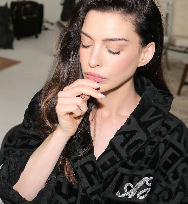 @annehathaway