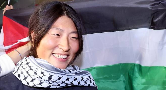 이스라엘군에 2차례 나포됐다가 석방된 한국인 활동가 김아현씨가 22일 인천국제공항 제1터미널 입국장으로 귀국하고 있다. 뉴시스