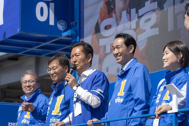 정청래 더불어민주당 대표가 22일 강원 강릉시 주문진에서 우상호 강원지사 후보와 선거유세를 하고 있다. 더불어민주당 제공