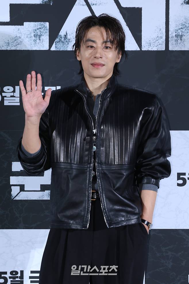 배우 구교환이 6일 오전 서울 용산구 CGV용산아이파크몰에서 열린 영화 '군체' 제작보고회에 참석해 포토타임을 갖고 있다. 오는 5월 개봉. 서병수 기자 qudtn@edaily.co.kr /2026.04.06/