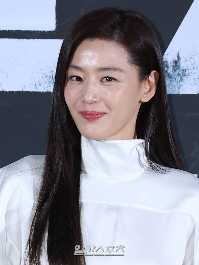 배우 전지현이 6일 오전 서울 용산구 CGV용산아이파크몰에서 열린 영화 '군체' 제작보고회에 참석해 포토타임을 갖고 있다. '군체'는 정체불명의 감염 사태로 봉쇄된 건물 안, 고립된 생존자들이 예측할 수 없는 형태로 진화하는 감염자들에 맞서 벌이는 사투를 그린 영화. 오는 5월 개봉. 서병수 기자 qudtn@edaily.co.kr /2026.04.06/