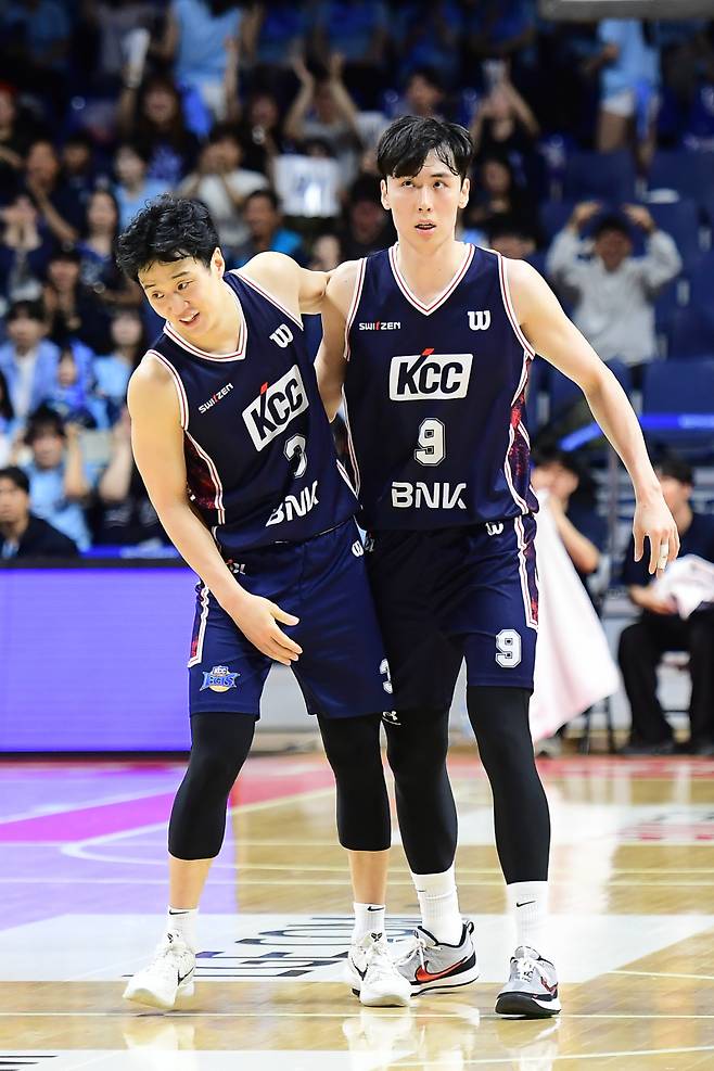 부산 사직실내체육관에서 열린 고양 소노와의 2025~26 프로농구 챔피언결정전(7전 4승제) 3차전에서 맹활약한 허웅(왼쪽)과 송교창. KBL 제공