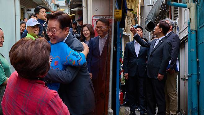 이재명 대통령, 돈의동 쪽방촌 방문