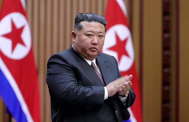 북한은 지난 3월 22일 김정은 국무위원장이 참석한 가운데 평양에서 최고인민회의 제15기 1차 회의를 열고 김정은을 국무위원장으로 재추대했다고 조선중앙TV가 23일 보도했다. 조선중앙TV=연합뉴스