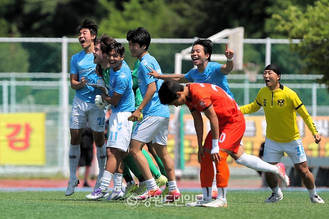 ▲ 중경고 선수단이 22일 강릉 강남축구공원1구장에서 열린 화성시U18과 2026 금강대기 전국 고등학교 축구대회 준결승에서 승부차기 끝에 승리한 뒤 기뻐하고 있다. 한규빈 기자
