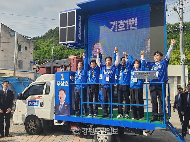 ▲ 정청래 민주당 대표는 22일 우상호 도지사 후보와 함께 동쪽바다중앙시장을 찾아 6·3 지방선거에 나서는 동해지역 시장, 도·시의원 후보자들을 위한 지원유세에 나섰다. 김우열 기자