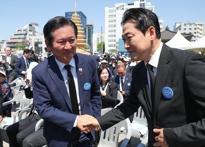 ▲ 더불어민주당 정청래 대표(왼쪽)와 국민의힘 장동혁 대표가 18일 광주 5·18 민주광장에서 열린 제46주년 5·18 민주화운동 기념식에서 악수하고 있다. [연합뉴스]