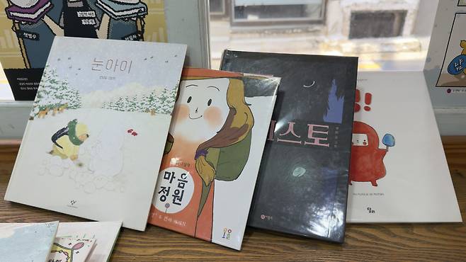 Books recommended by Hakmoon Bookstore owner Kim Jae-hyeong [WOO JI-WON]