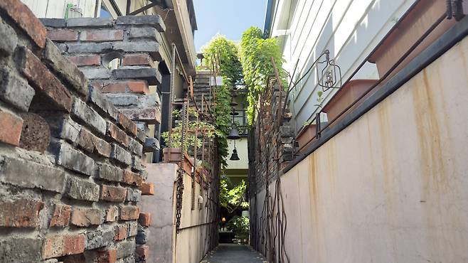One of the entrances of Culuture Alley with a staircase [WOO JI-WON]