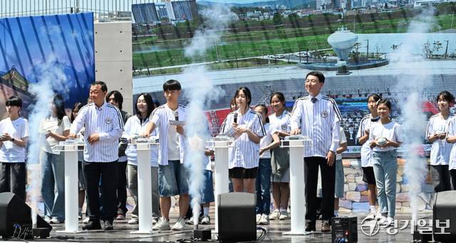 22일 광주시 G-스타디움에서 열린 '2026 경기도 청소년 진로·문화 축제'에서 김성중 경기도 행정1부지사, 김충범 광주시장 권한대행 등이 참석한 가운데 기념식이 열리고 있다. '나는 경기도 청소년이다!' 란 슬로건으로 열린 이번 축제에선 청소년 동아리 경연대회, 스포츠동아리 한마당 등이 진행됐으며, 130여개 체험부스도 운영됐다. 김시범기자
