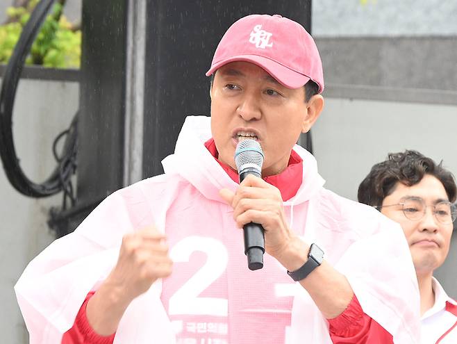 오세훈 국민의힘 서울시장 후보가 6·3 지방선거 선거기간 개시일인 21일 서울 강북구 삼양사거리에서 유승민 전 의원 등과 지지를 호소하고 있다. [김재훈 기자]