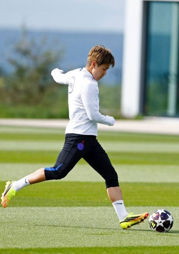 염색을 통해 헤어스타일 변화를 시도한 이강인이 드리블을 하면서 소속팀 PSG 훈련을 소화하고 있다. PSG 공식 인스타그램 캡처