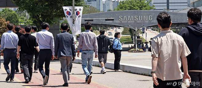 [수원=뉴시스] 김금보 기자 = 삼성전자 노사 임금협상 잠정합의안 찬반 투표 시작일인 22일 점심시간 경기 수원시 영통구 삼성전자 앞에서 직원들이 이동하고 있다. 2026.05.22.