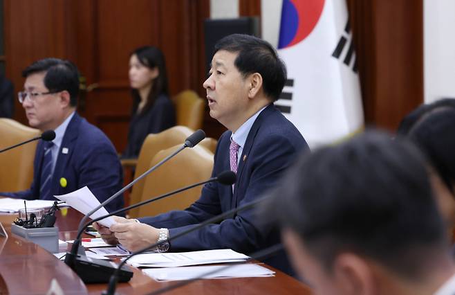 구윤철 경제부총리 겸 재정경제부 장관이 22일 오전 서울 종로구 정부서울청사에서 비상경제본부 회의 겸 경제관계장관회의 겸 국가창업시대 전략회의 및 부동산관계장관회의를 주재하고 있다./사진=뉴시스