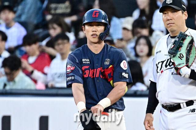 6일 경기도 수원 KT위즈파크에서 열린 '2026 신한 SOL BANK KBO리그' 롯데 자이언츠 와 KT 위즈 경기. 롯데 전민재가 3회초 선두타자로 나와 안타를 친 후 기뻐하고 있다./마이데일리