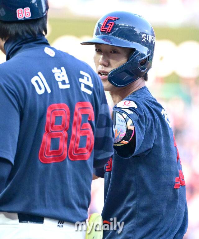 2026년 5월 1일 오후 인천 SSG랜더스필드에서 열린 '2026 신한 SOL KBO리그' 롯데 자이언츠와 SSG 랜더스의 경기. 롯데 전민재가 6회초 2사 만루서 2타점 적시타를 친 뒤 기뻐하고 있다./마이데일리