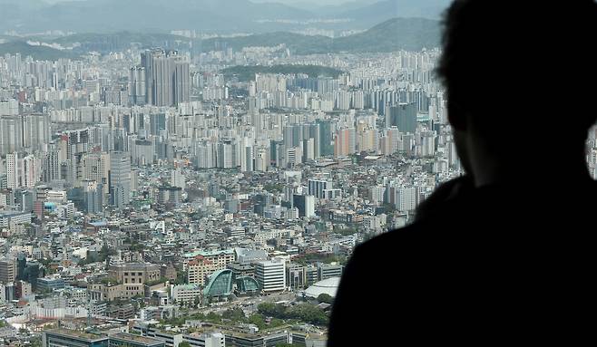 8일 서울 남산에서 바라본 도심 아파트 모습. [연합]