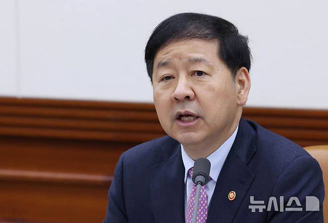 [서울=뉴시스] 조수정 기자 = 사진은 구윤철 경제부총리 겸 재정경제부 장관이 22일 오전 서울 종로구 정부서울청사에서 비상경제본부 회의 겸 경제관계장관회의 겸 국가창업시대 전략회의 및 부동산관계장관회의를 주재하고 있는 모습 . 2026.05.22. chocrystal@newsis.com