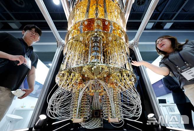[서울=뉴시스] 지난해 서울 서초구 aT센터에서 열린 '퀀텀 코리아 2025'에서 관람객들이 IBM '퀀텀 시스템 원(Quantum System One)' 양자컴퓨터 모형에 대한 설명을 듣고 있다. 도널드 트럼프 미국 행정부가 양자컴퓨팅 기업들에 총 20억 달러 규모의 보조금을 지급하기로 했다. (사진=뉴시스DB) *본문과 관계 없음. 2026.05.22.