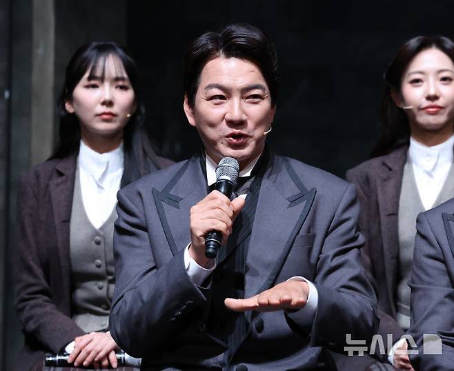 [서울=뉴시스] 조수정 기자 = 배우 송일국이 8일 오후 서울 종로구 NOL 유니플렉스에서 열린 뮤지컬 '헤이그' 프레스콜에서 기자들의 질문에 답하고 있다. 2026.04.08. chocrystal@newsis.com