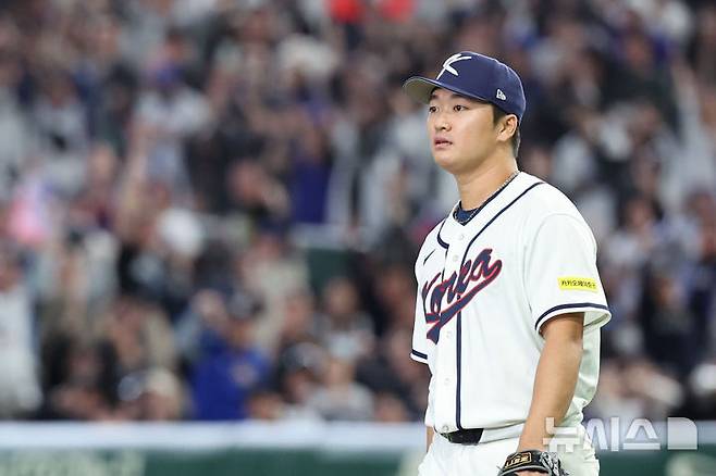 [도쿄=뉴시스] 권창회 기자 = 8일 일본 도쿄돔에서 열린 2026 WBC 조별리그 C조 3차전 한국과 대만의 경기, 10회초 한국 고우석이 대만에게 점수를 내준 뒤 아쉬워하고 있다. 2026.03.08. kch0523@newsis.com