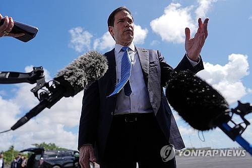 취재진과 대화하는 마코 루비오 미국 국무장관 [로이터=연합뉴스 제공]