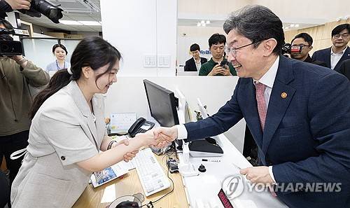 국민참여성장펀드 가입하는 이억원 금융위원장 (서울=연합뉴스) 안정원 기자 = 이억원 금융위원장이 22일 서울 종로구 NH농협은행 정부서울청사 지점에서 국민참여성장펀드에 가입하고 있다. 2026.5.22 [공동취재] jeong@yna.co.kr