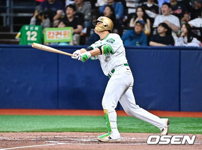 [OSEN=고척, 박준형 기자] 21일 오후 서울 고척스카이돔에서 2026 신한 SOL KBO 리그 키움 히어로즈와 SSG 랜더스의 경기가 진행됐다.이날 경기에서 키움은 알칸타라를, SSG는 긴지로를 선발투수로 내세웠다.3회말 2사 만루 키움 김건희가 만루 홈런을 날리고 있다.  2026.05.21 / soul1014@osen.co.kr