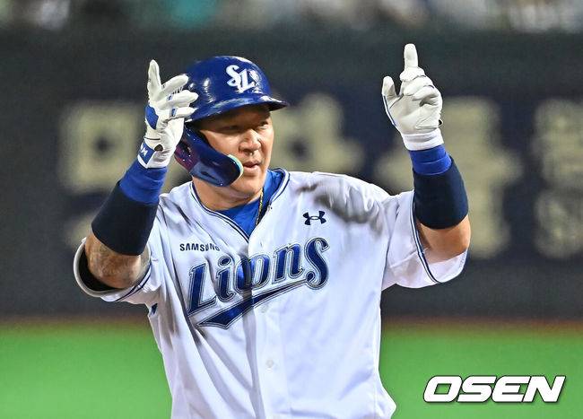 [OSEN=포항, 이석우 기자] 21일 포항야구장에서 2026 신한 SOL KBO 리그 삼성 라이온즈와 KT 위즈의 경기가 열렸다. 홈팀 삼성은 후라도가, 방문팀 KT는 오원석이 선발 출전했다. 삼성 라이온즈 최형우가 7회말 무사 1,3루 좌익수 앞 1타점 안타를 치고 세리머니를 하고 있다. 2026.05.21 / foto0307@osen.co.kr