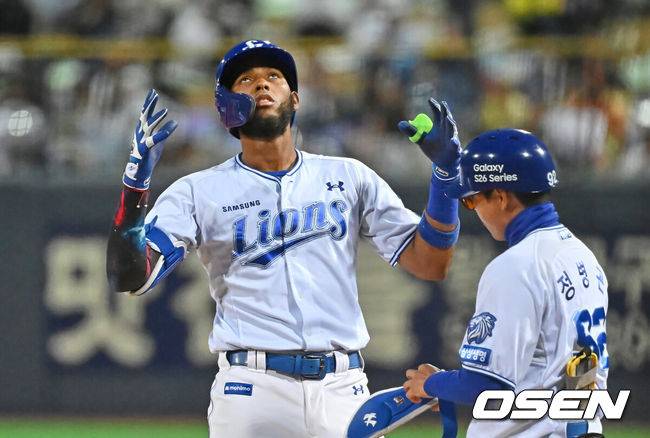 [OSEN=포항, 이석우 기자] 21일 포항야구장에서 2026 신한 SOL KBO 리그 삼성 라이온즈와 KT 위즈의 경기가 열렸다. 홈팀 삼성은 후라도가, 방문팀 KT는 오원석이 선발 출전했다. 삼성 라이온즈 디아즈가 3회말 2사 1,3루 중견수 앞 1타점 안타를 치고 세리머니를 하고 있다. 2026.05.21 / foto0307@osen.co.kr