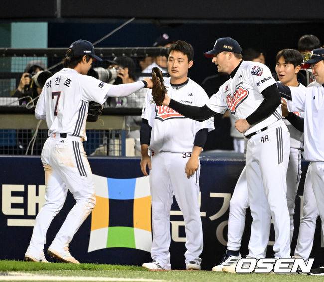 [OSEN=잠실, 이대선 기자] 21일 서울 잠실야구장에서 2026 신한 SOL KBO리그 두산 베어스와 NC 다이노스의 경기가 열렸다.이날 두산은 벤자민, NC는 토다를 선발로 내세웠다.8회초 2사 1루에서 두산 박찬호가 NC 도태훈을 병살타로 처리하고 더그아웃에서 벤자민과 환호하고 있다. 2026.05.21 /sunday@osen.co.kr