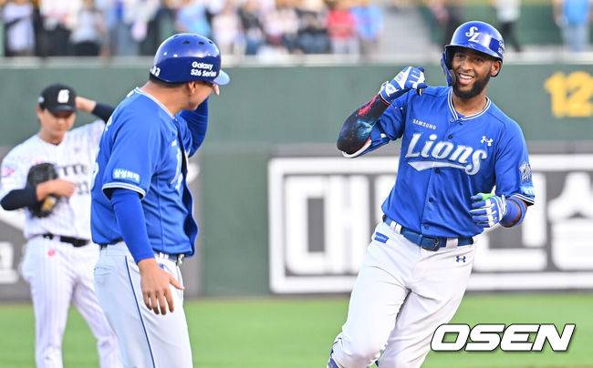 [OSEN=부산, 이석우 기자] 22일 부산 사직야구장에서 2026 신한 SOL KBO 리그 롯데 자이언츠와 삼성 라이온즈의 경기가 열렸다. 홈팀 롯데는 김진욱이, 방문팀 삼성은 오러클린이 선발 출전했다.삼성 라이온즈 디아즈가 1회초 2사 우월 솔로 홈런을 치고 세리머니를 하고 있다. 2026.05.22 / foto0307@osen.co.kr