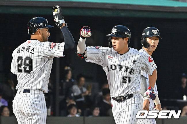 [OSEN=부산, 이석우 기자] 22일 부산 사직야구장에서 2026 신한 SOL KBO 리그 롯데 자이언츠와 삼성 라이온즈의 경기가 열렸다. 홈팀 롯데는 김진욱이, 방문팀 삼성은 오러클린이 선발 출전했다.롯데 자이언츠 나승엽이 3회말 1사 1,2루 우월 3점 홈런을 치고 하이파이브를 하고 있다. 2026.05.22 / foto0307@osen.co.kr